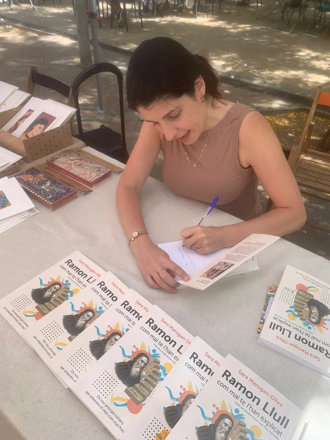 Escribiendo una dedicatoria.