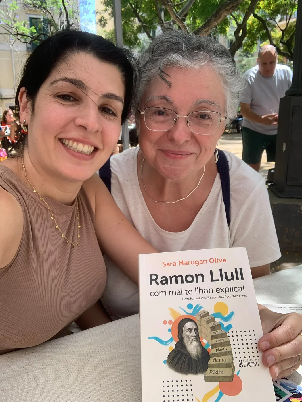 Con una lectora, las dos con el libro.