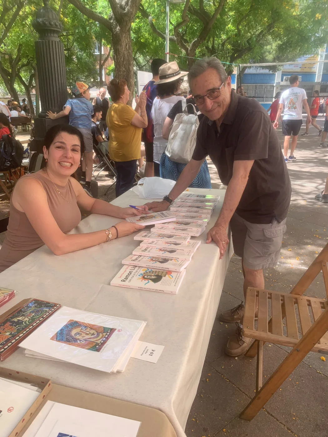 Un visitante se detiene en la parada durante la feria.