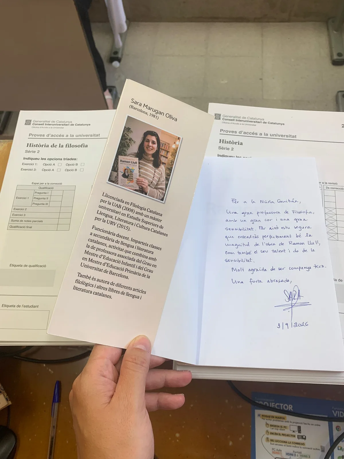 Sara dedica un ejemplar de Ramon Llull com mai te l'han explicat a Núria Montserrat Guitián Sánchez, entre las pruebas de Filosofía e Historia de las PAU de septiembre.