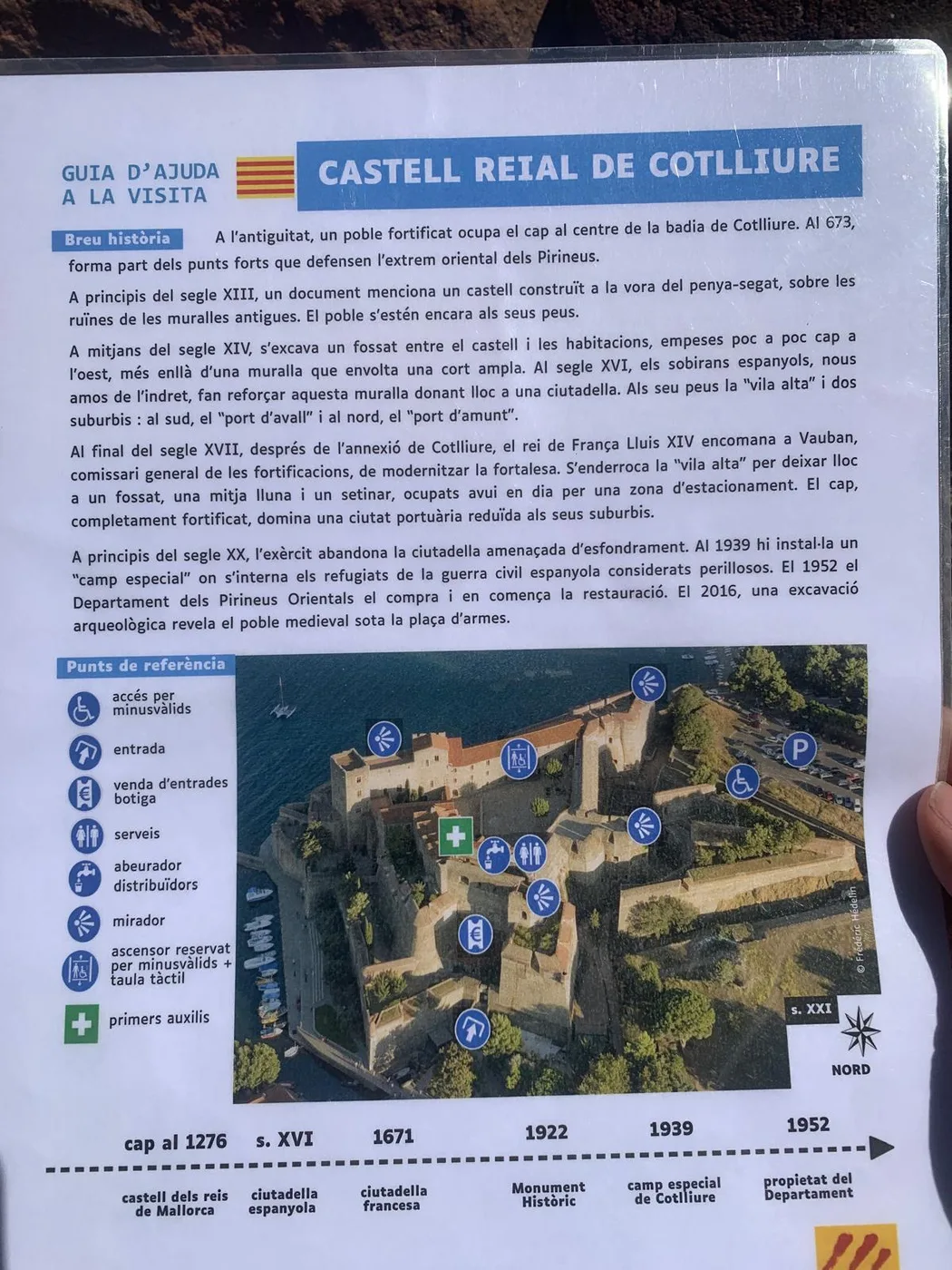 The guide handed to visitors at the Royal Castle of Collioure, with the text Sara corrected.
