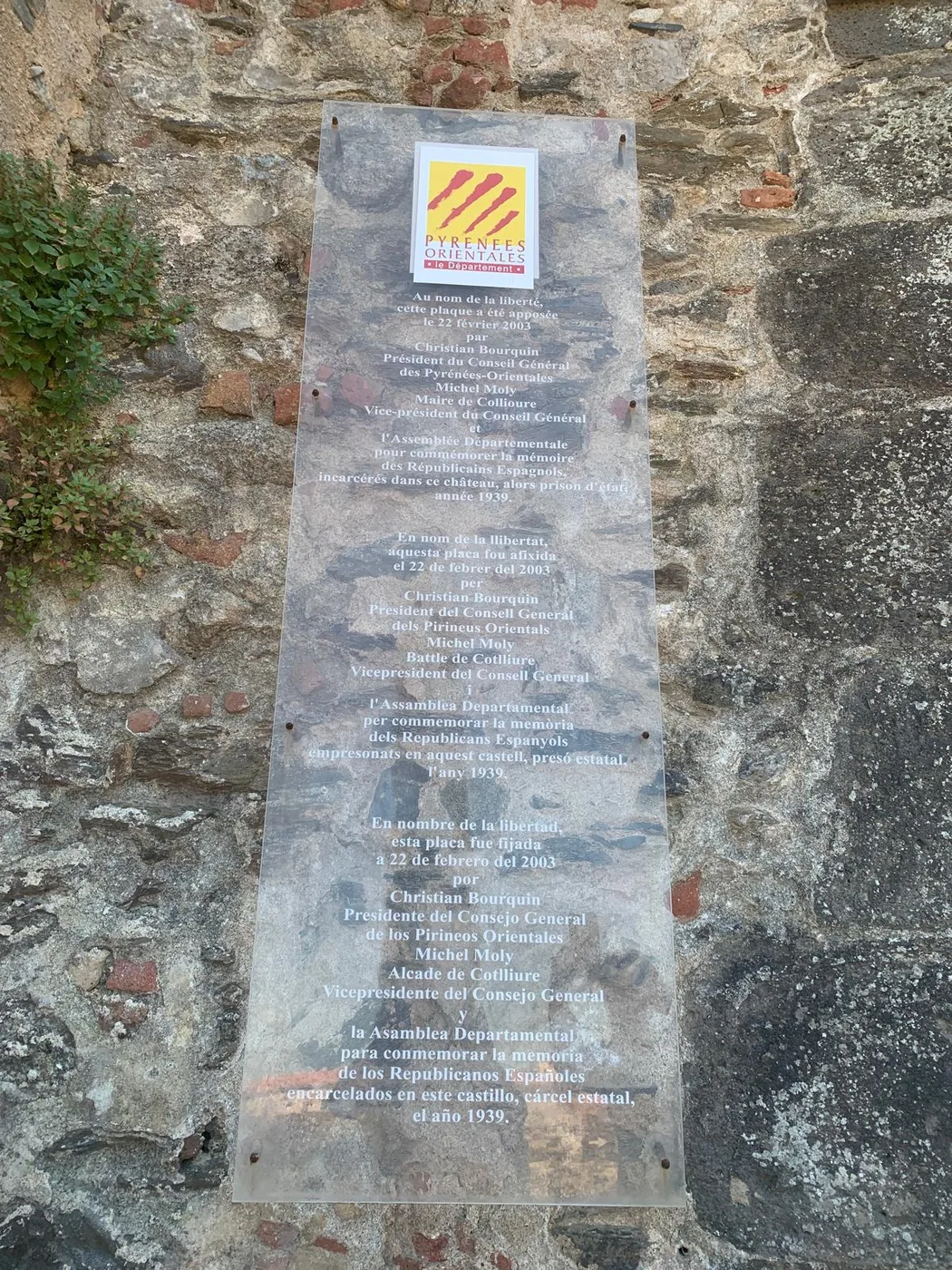 La placa del castell recorda els republicans espanyols empresonats el 1939. És en francès, català i castellà.